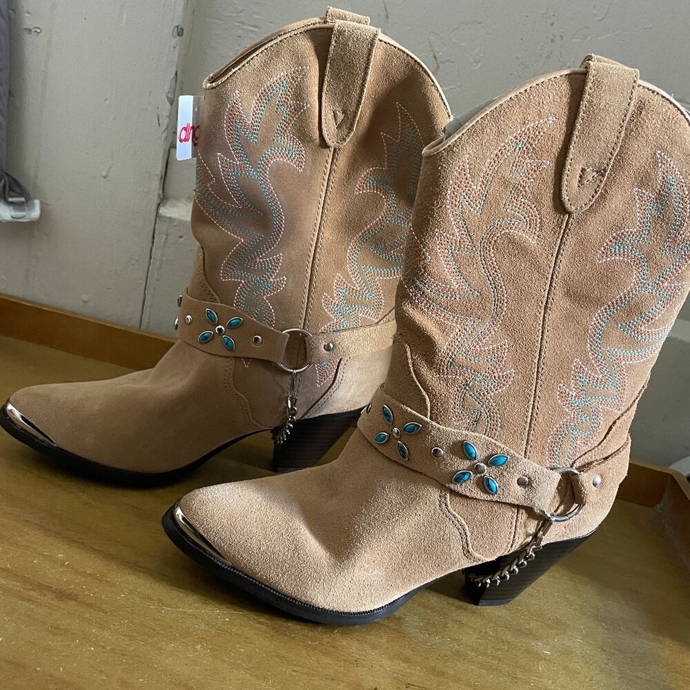 (NWT) Dingo Beige Western Cowboy Boots | Leather Upper with Chain Detail